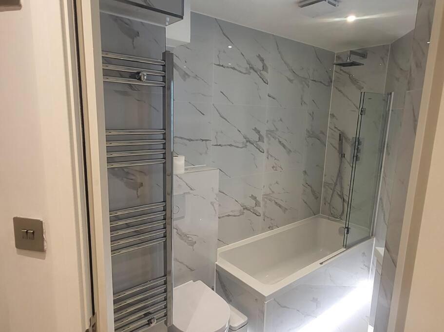 Entire Reigate Apartment Hosted By Pius Extérieur photo
